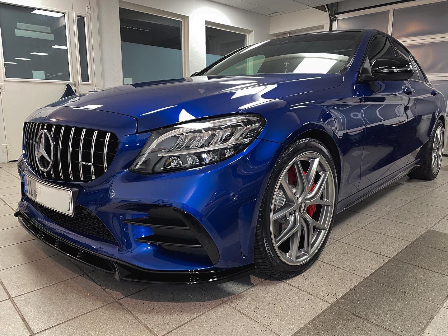 Blaues auto der marke Mercedes; Autoaufbereiter in Espelkamp